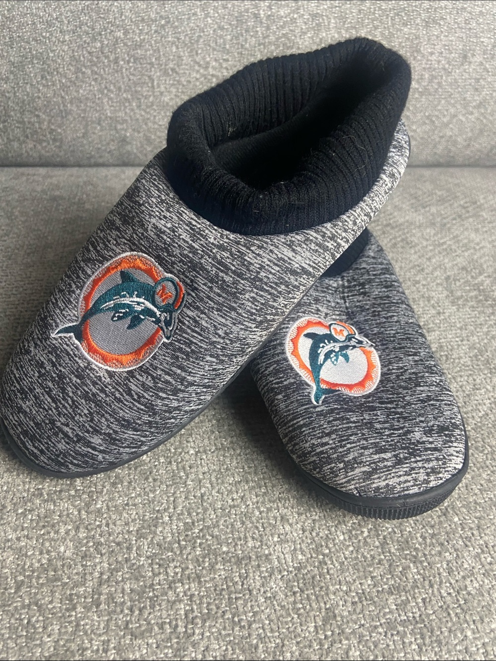 Men’s size L 11-12 Grey One-Piece Slip-On Slippers with Team Logo